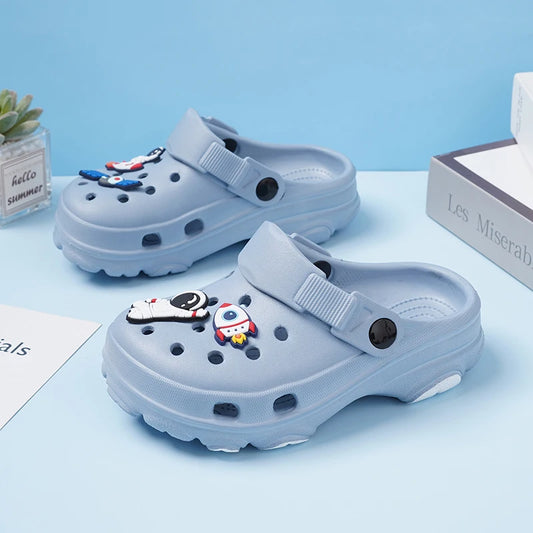 Nuovi sandali estivi per bambini dai 3 ai 15 anni, pantofole per bambine, scarpe antiscivolo, zoccoli con cartoni animati, sandali carini per neonate, scarpe per bambini