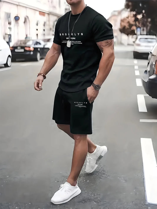 Completo estivo da uomo con pantaloncini a maniche corte, t-shirt di tendenza con stampa girocollo, completo da uomo con completo sportivo a due pezzi da gangster affascinante
