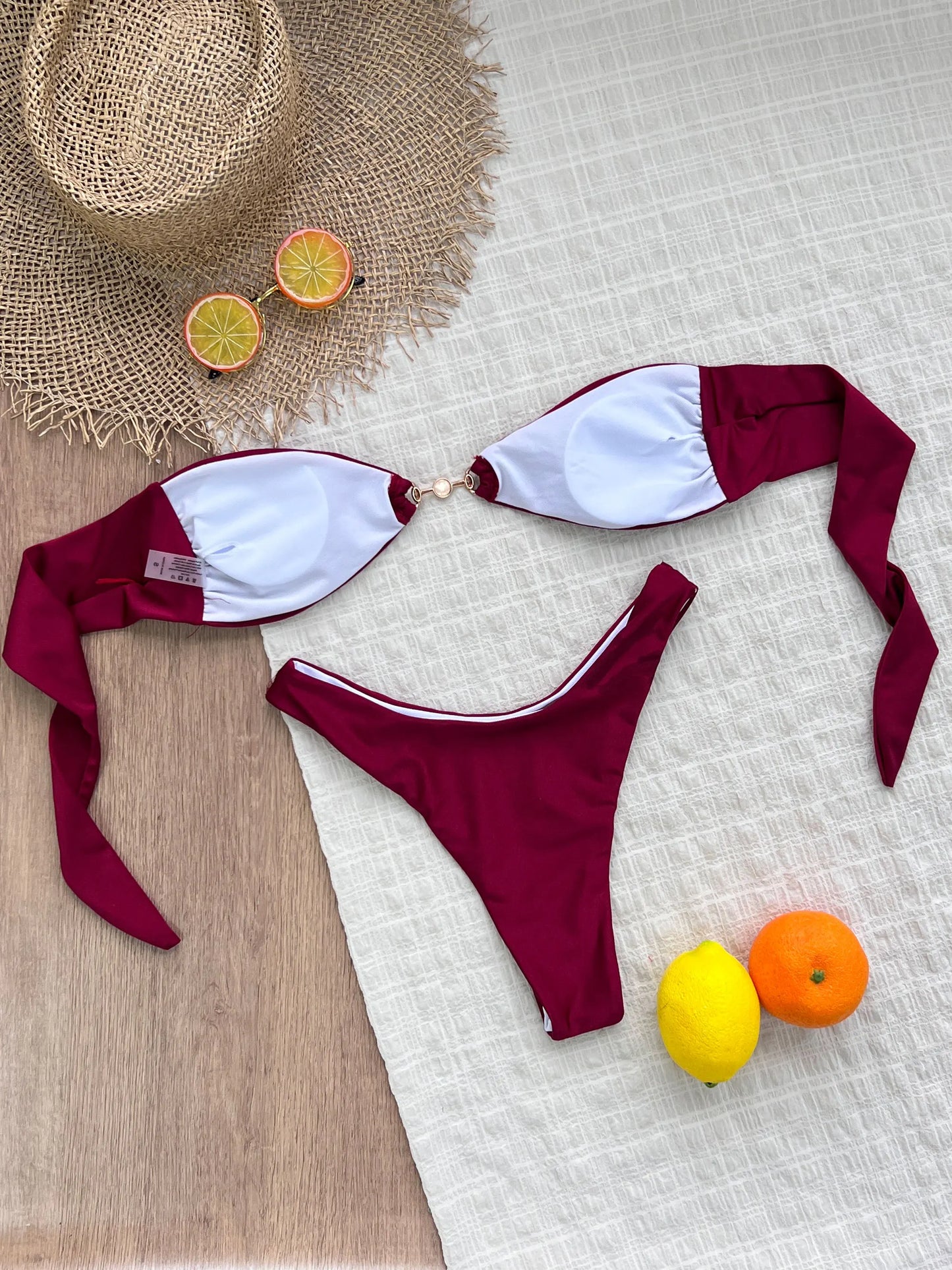 Nuovo bikini sexy bordeaux 2025 con dettagli dorati: top a fascia e slip a vita alta, perfetto per feste estive in spiaggia e in piscina.