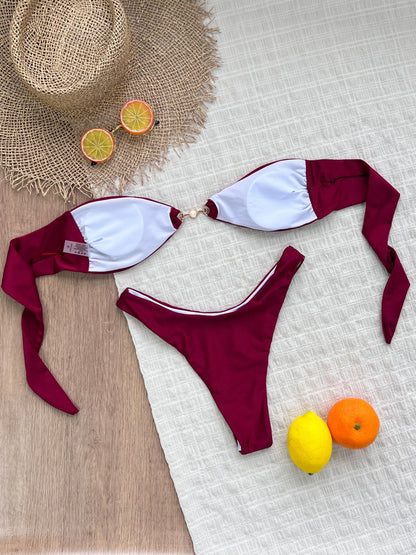 Nuovo bikini sexy bordeaux 2025 con dettagli dorati: top a fascia e slip a vita alta, perfetto per feste estive in spiaggia e in piscina.