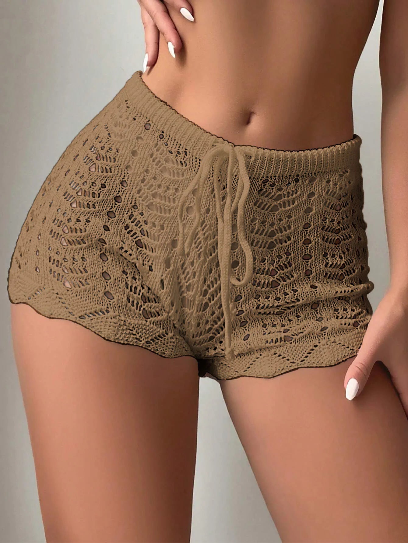 Pantaloncini bikini da donna in maglia, 100% poliestere, con coulisse e vita aperta.