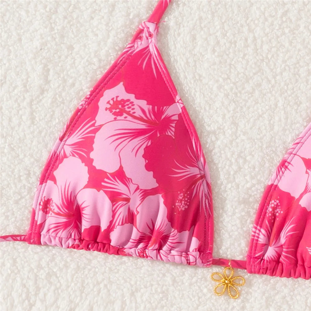Bikini micro tanga sexy con stampa floreale rosso rosa, costume da bagno da donna 2026, costume da bagno con laccetti e allacciatura al collo, set bikini a triangolo