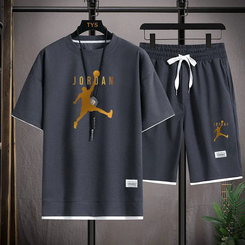Nuovo completo estivo 2025 per attività all'aperto, composto da t-shirt a maniche corte con scollo rotondo e pantaloncini traspiranti, due pezzi alla moda e casual.