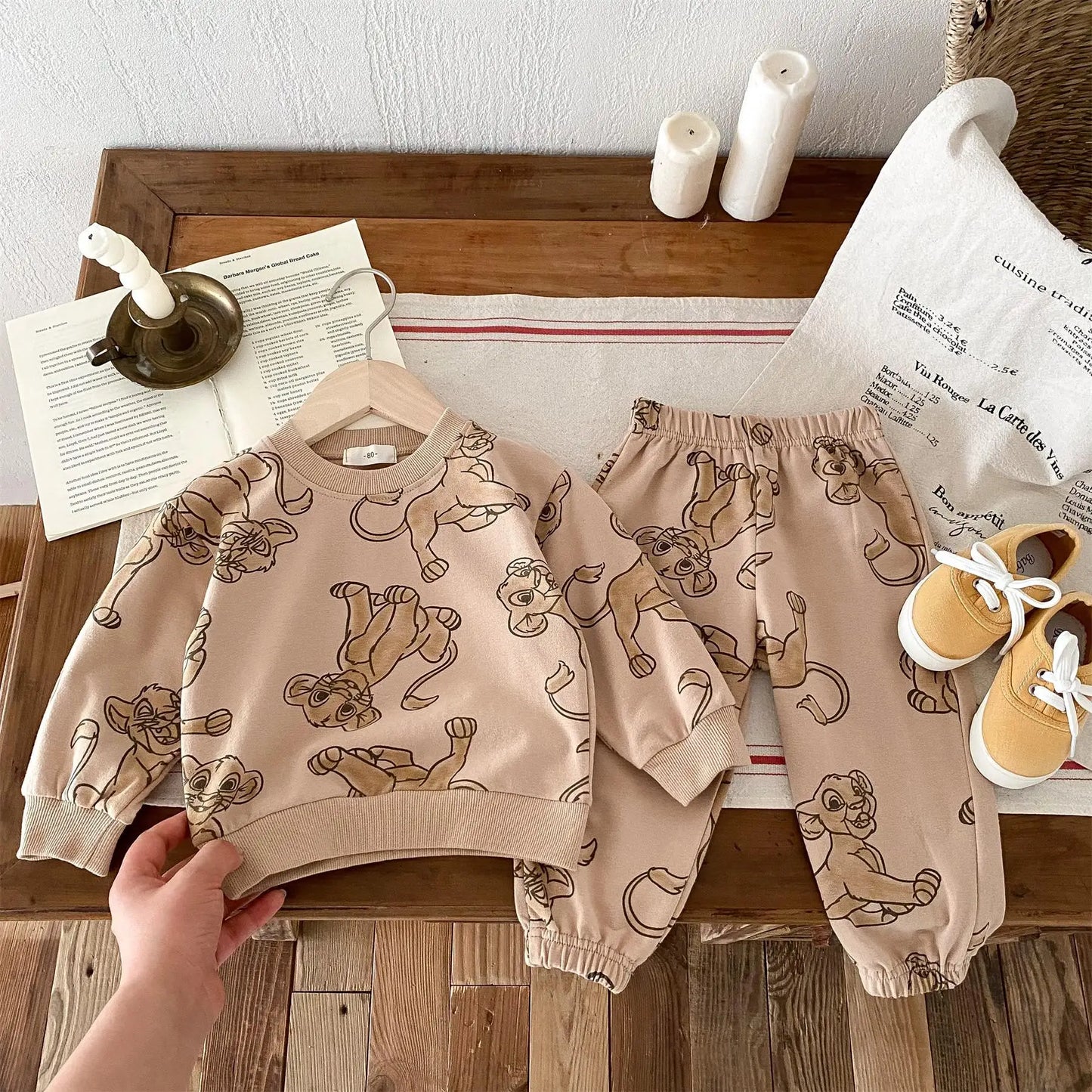 Nuovo set felpa autunno 2024 per bambini, tuta sportiva casual ampia e alla moda con maglia a maniche lunghe e pantaloni, 2 pezzi/set, abbigliamento Disney per bambini