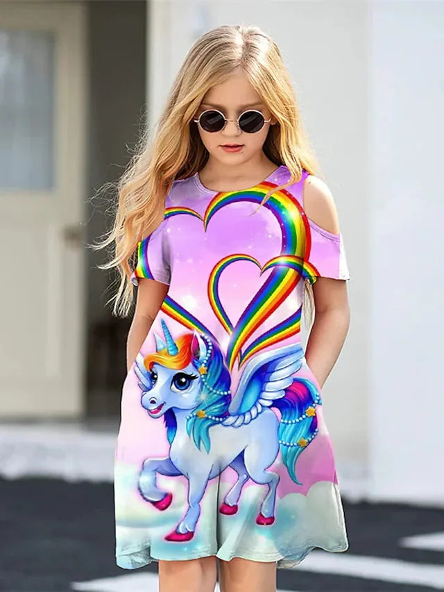 Abito estivo da bambina con stampa grafica unicorno, spalle scoperte e scollo rotondo, in offerta speciale.
