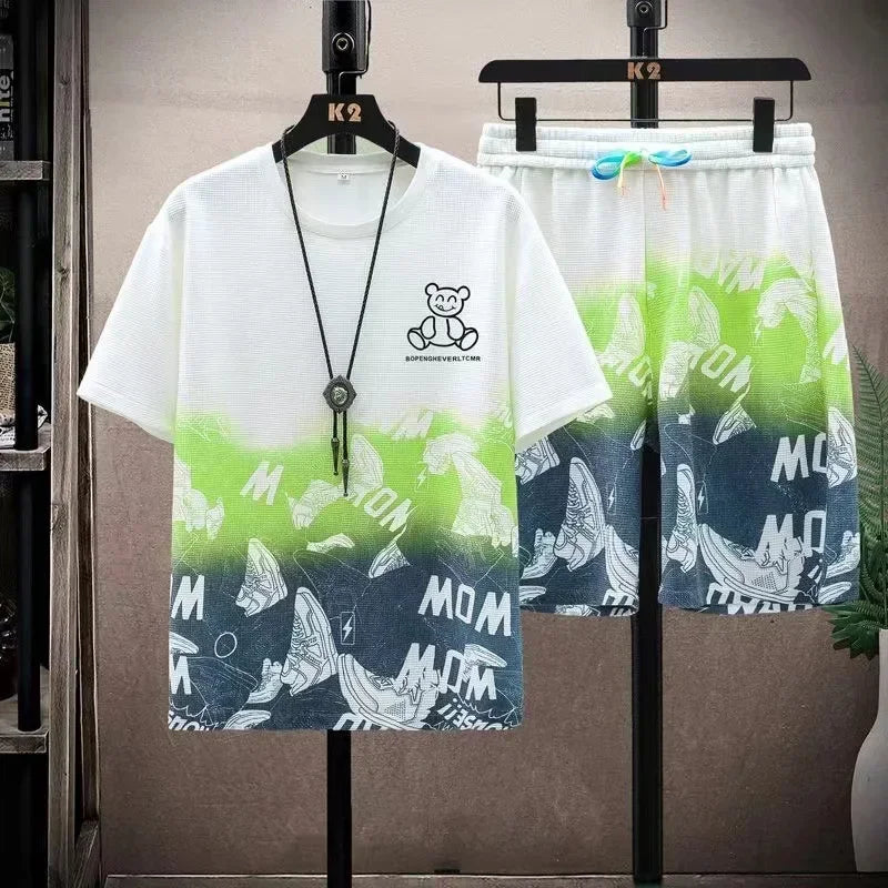 Completo casual da uomo con t-shirt a maniche corte sfumate e pantaloncini, ideale per lo sport estivo in palestra. Abbigliamento maschile.