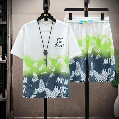 Completo casual da uomo con t-shirt a maniche corte sfumate e pantaloncini, ideale per lo sport estivo in palestra. Abbigliamento maschile.