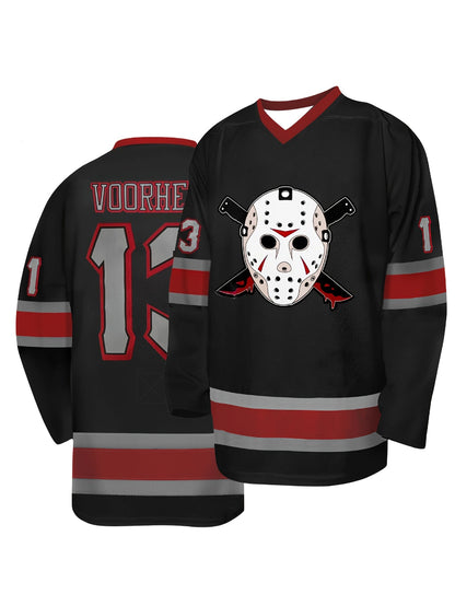 Maglia da hockey a tema horror - Nera con dettagli rossi e grigi, maglia sportiva con grafica "Voorhees 13", maschera di Jason e coltelli incrociati.