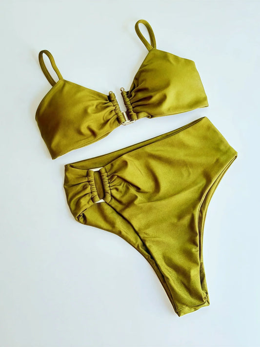 Nuovo set bikini a tinta unita 2026, costume da bagno da donna a 2 pezzi con decorazione in metallo a forma di U, costume da bagno da spiaggia multicolore.