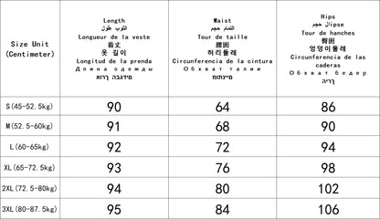 Jeans da donna a vita alta e gamba dritta, vestibilità ampia, colore blu americano slavato, alla moda, con tasche anteriori e posteriori, perfetti per l'uso quotidiano e casual.