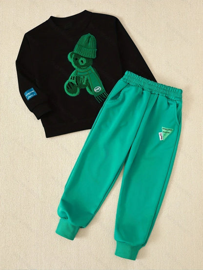 Completo autunnale per bambini, composto da felpa con orsetto ricamato e pantaloni, ideale per bambine e ragazzi.