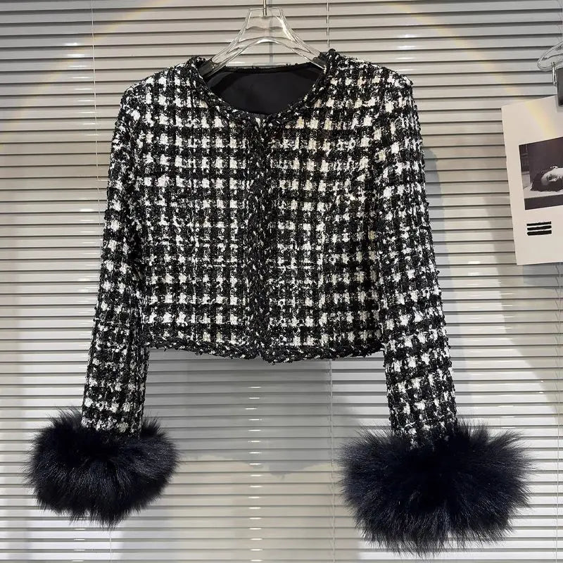 Giacca blazer con fodera trapuntata in tweed grezzo con paillettes chic, cappotto imbottito in cotone a quadri, cardigan con polsini in pelliccia sintetica, top a maniche lunghe