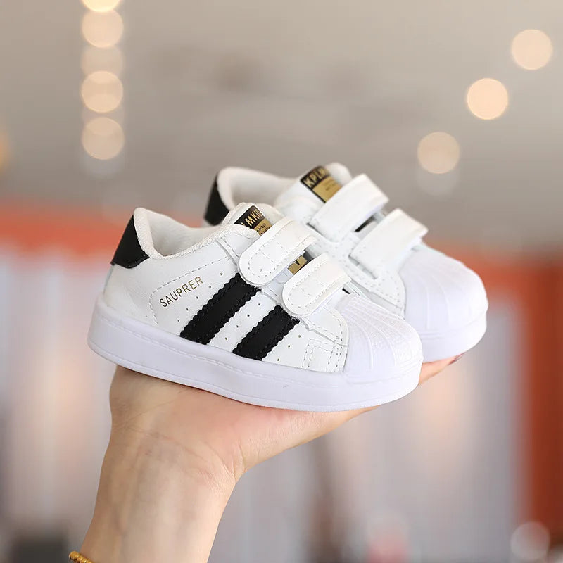 Scarpe da passeggio per bambini e bambine, design alla moda, sneakers bianche antiscivolo, scarpe casual traspiranti per esterni, scarpe da tavola per bambini e bambine.