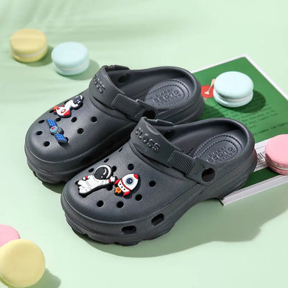 Nuovi sandali estivi per bambini dai 3 ai 15 anni, pantofole per bambine, scarpe antiscivolo, zoccoli con cartoni animati, sandali carini per neonate, scarpe per bambini