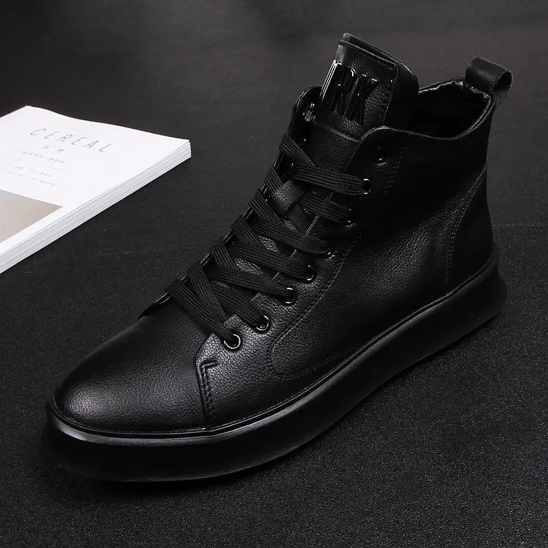Scarpe da uomo in pelle, modello High-Top, versatili e casual, con suola spessa e tacco nascosto, colore bianco, collezione primavera 2025.