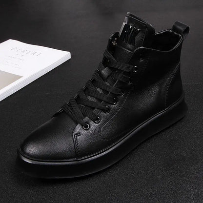 Scarpe da uomo in pelle, modello High-Top, versatili e casual, con suola spessa e tacco nascosto, colore bianco, collezione primavera 2025.