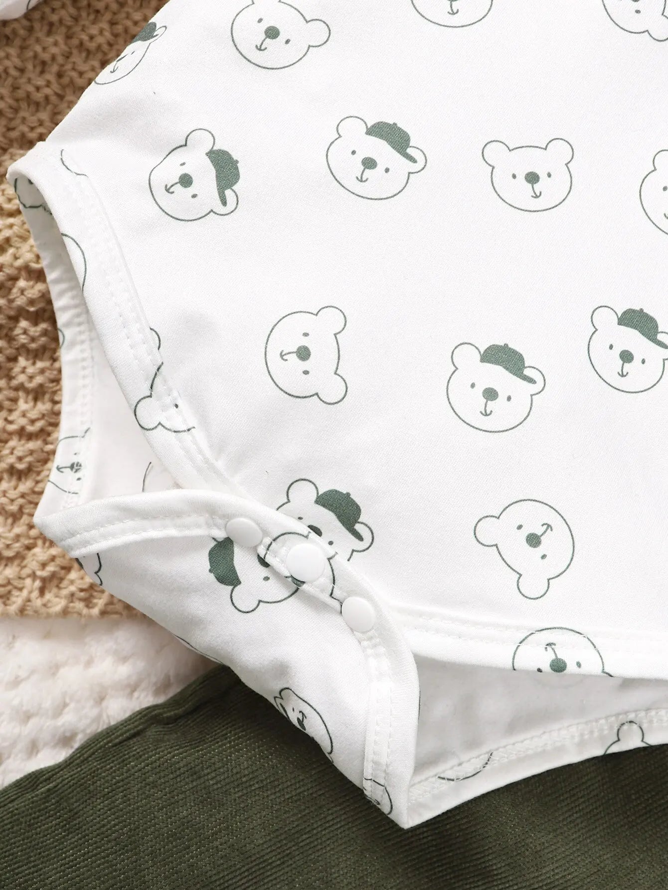 Completo autunnale per neonato/a da 3 a 24 mesi con stampa di un simpatico orsetto, composto da maglietta bianca a maniche lunghe e pantaloni verdi con bretelle. Set per bambina.