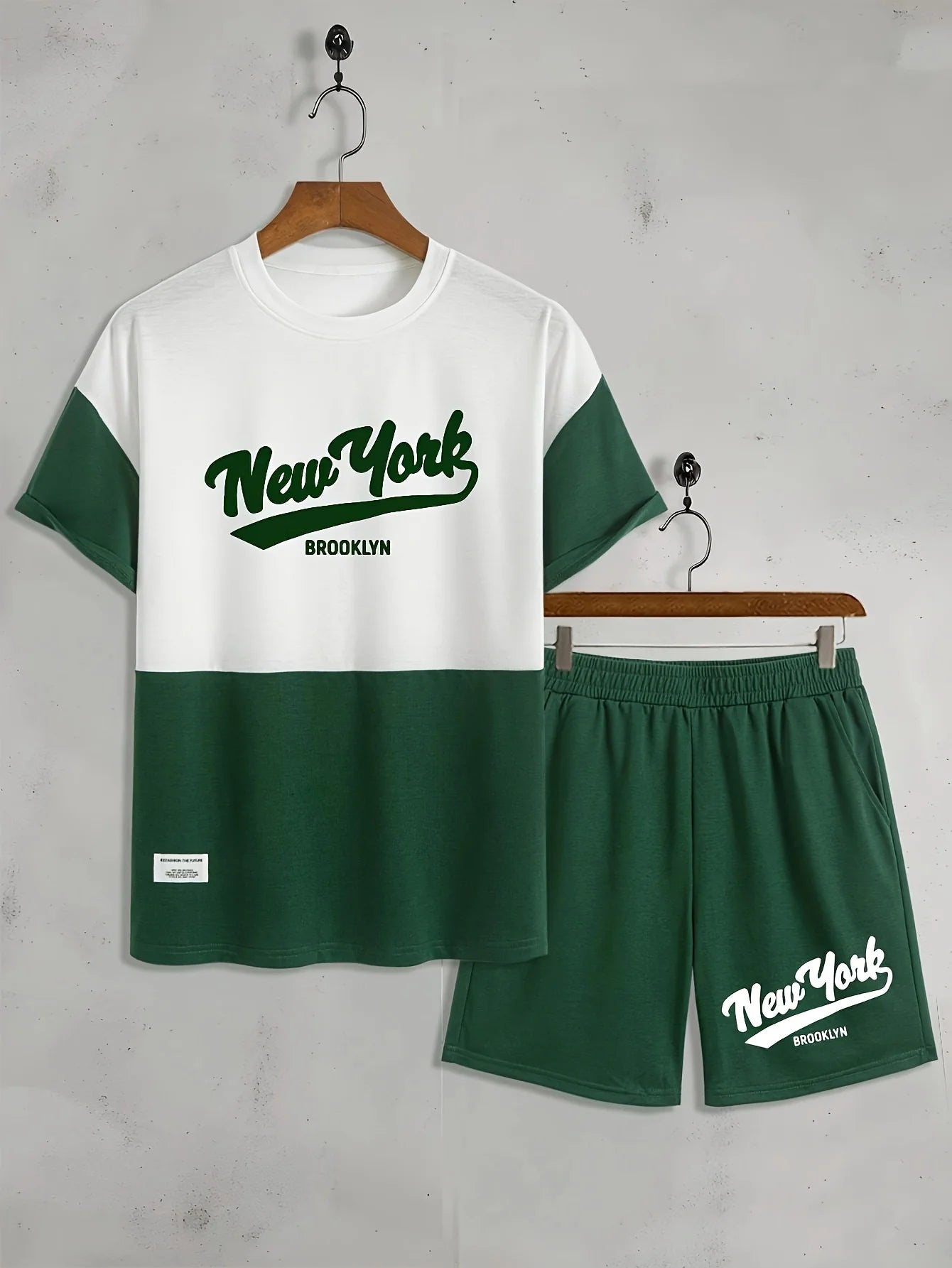 Nuova collezione estate 2025 di abbigliamento sportivo casual da uomo: t-shirt a maniche corte con scollo rotondo e stampa digitale 3D a blocchi di colore e pantaloncini.