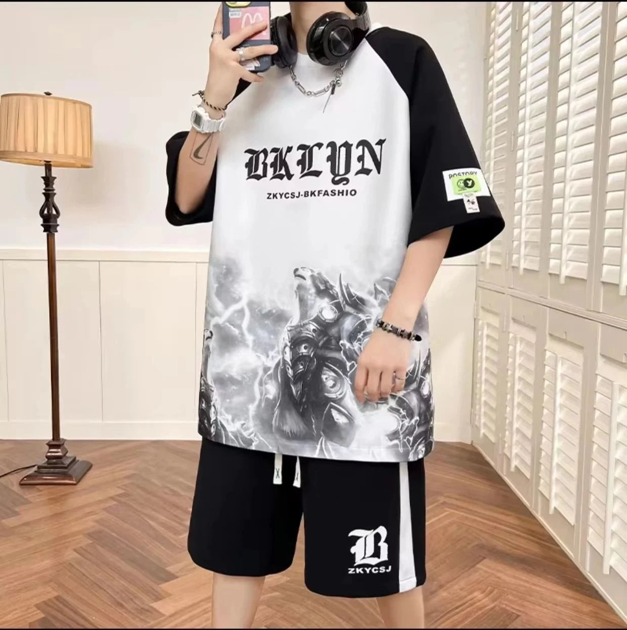 Completo estivo da uomo con t-shirt girocollo traspirante e stampa personalizzata con lettere, ideale per attività all'aperto e stile streetwear.