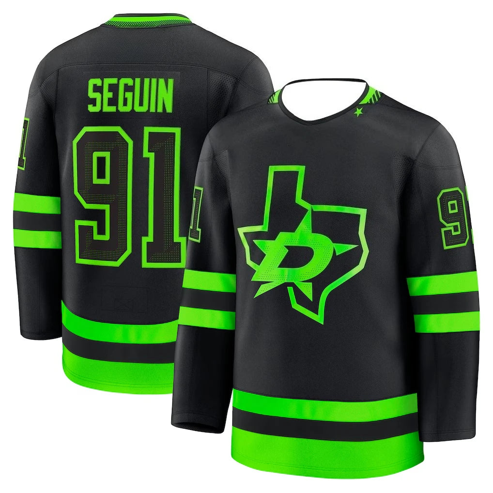 Maglia da hockey a tema horror - Nera con dettagli rossi e grigi, maglia sportiva con grafica "Voorhees 13", maschera di Jason e coltelli incrociati.