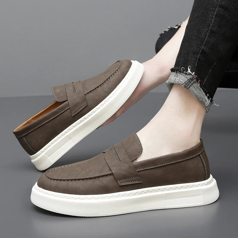 Mocassini da uomo in pelle alla moda 2025 per feste e matrimoni, scarpe eleganti da uomo in stile italiano, comode e traspiranti per tutti i giorni.