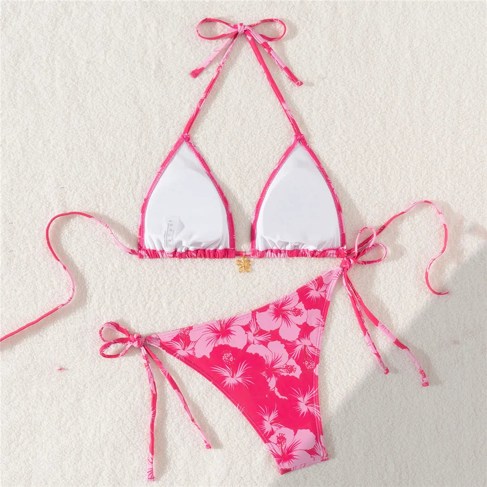 Bikini micro tanga sexy con stampa floreale rosso rosa, costume da bagno da donna 2026, costume da bagno con laccetti e allacciatura al collo, set bikini a triangolo