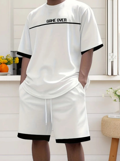 Completo sportivo da uomo alla moda, traspirante, con t-shirt girocollo e pantaloncini, con stampa a righe e lettere, ideale per attività all'aperto e tempo libero.