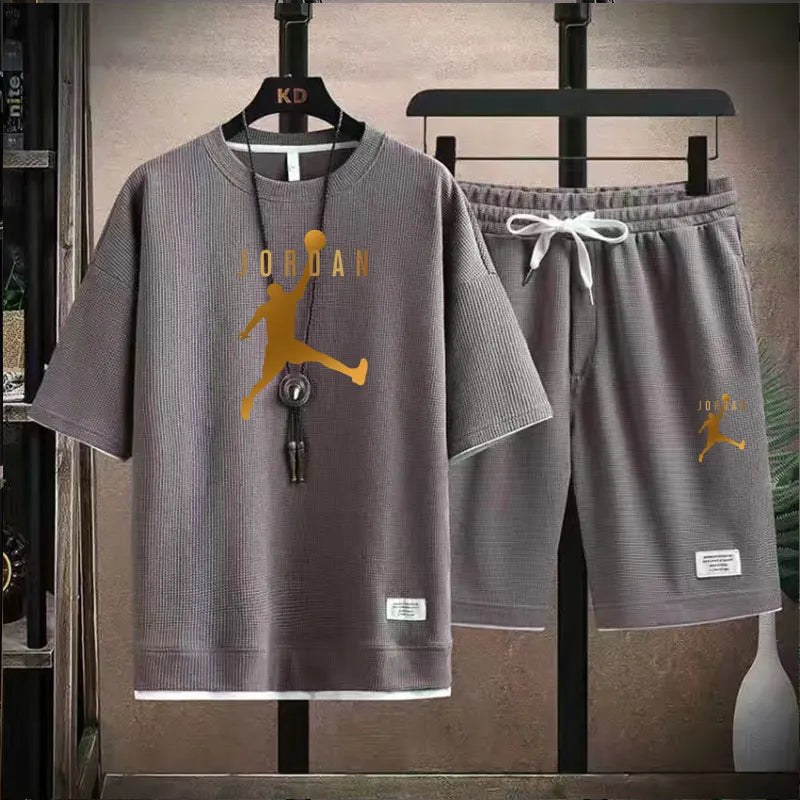 Nuovo completo estivo 2025 per attività all'aperto, composto da t-shirt a maniche corte con scollo rotondo e pantaloncini traspiranti, due pezzi alla moda e casual.