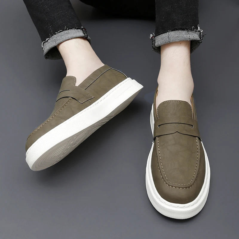 Mocassini da uomo in pelle alla moda 2025 per feste e matrimoni, scarpe eleganti da uomo in stile italiano, comode e traspiranti per tutti i giorni.
