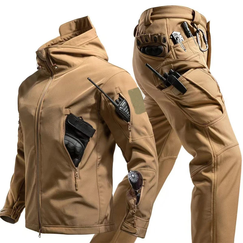Completo da trekking impermeabile da uomo, giacca militare Sharkskin, cappotto da campeggio, pantaloni tattici, pantaloni caldi in pile da pesca, inverno