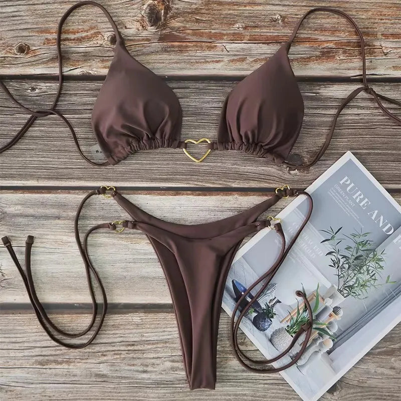 Costume da bagno bikini brasiliano sexy da donna, composto da top a triangolo con allacciatura al collo e slip a perizoma, due pezzi con motivo a cuore, ideale per l'estate e la spiaggia.