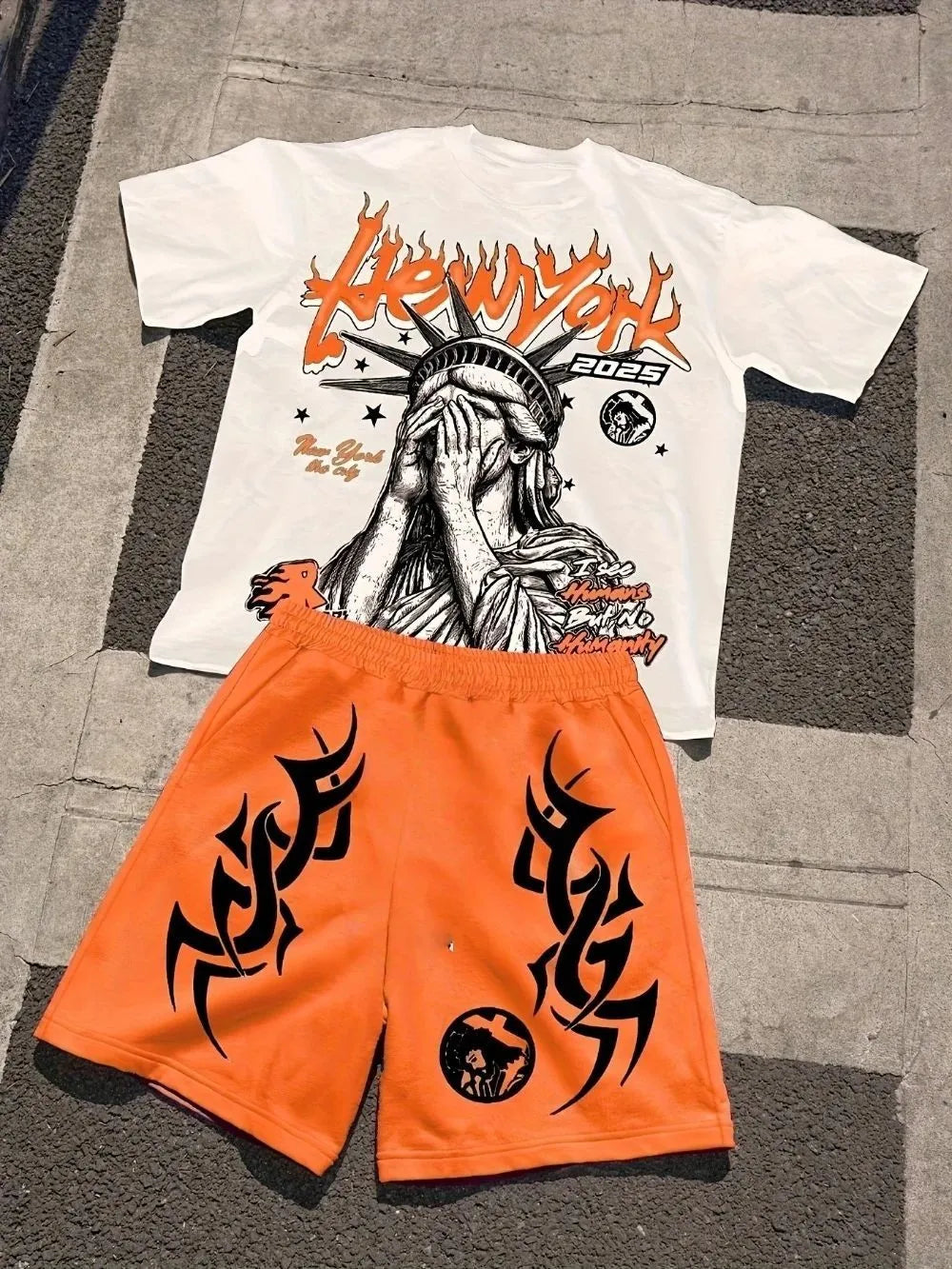 Nuovo set da uomo di tendenza con stampa della Statua della Libertà, composto da t-shirt girocollo traspirante e pantaloncini, comodo per le attività all'aperto.