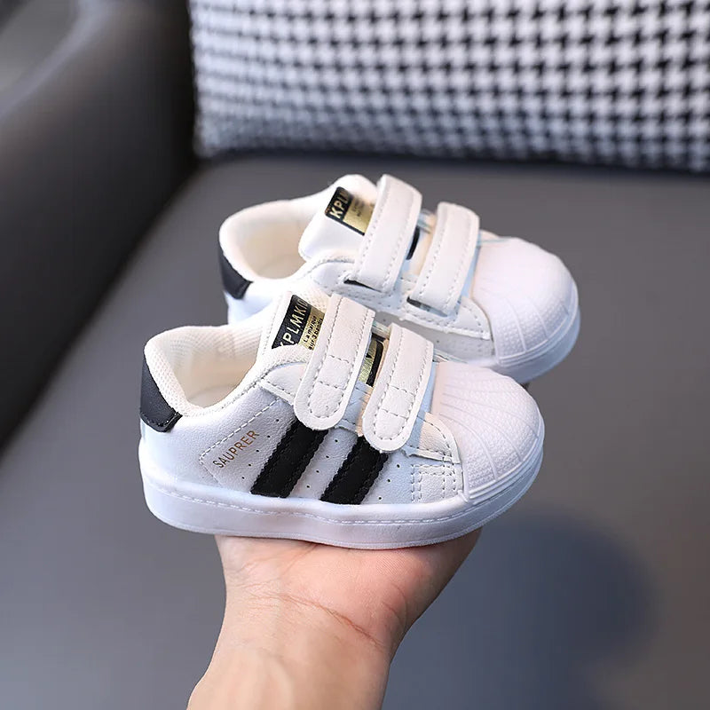 Scarpe da passeggio per bambini e bambine, design alla moda, sneakers bianche antiscivolo, scarpe casual traspiranti per esterni, scarpe da tavola per bambini e bambine.