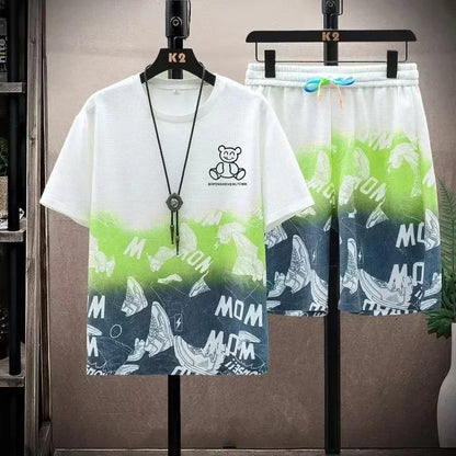 Completo casual da uomo con t-shirt a maniche corte sfumate e pantaloncini, ideale per lo sport estivo in palestra. Abbigliamento maschile.
