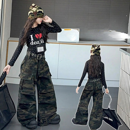 pantaloni mimetici da ragazza adolescente, pantaloni cargo multitasche per bambini, maglietta con stampa a pois e lettere, pantaloni per bambini