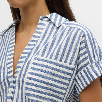 Nuovo set a maniche corte a righe blu-bianche europee e americane del 2026: top con colletto e mezza patta + pantaloncini con coulisse, 2 pezzi per casual