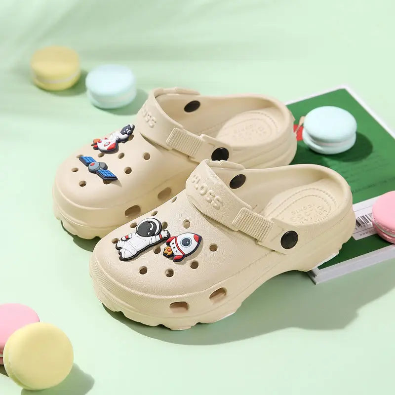 Nuovi sandali estivi per bambini dai 3 ai 15 anni, pantofole per bambine, scarpe antiscivolo, zoccoli con cartoni animati, sandali carini per neonate, scarpe per bambini