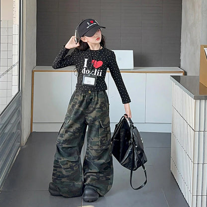 pantaloni mimetici da ragazza adolescente, pantaloni cargo multitasche per bambini, maglietta con stampa a pois e lettere, pantaloni per bambini