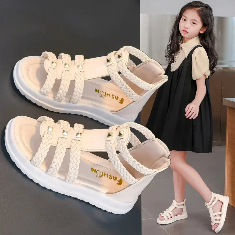 Sandali romani da bambina con punta aperta, intrecciati, tinta unita, modello alto, semplici, con rivetti, nuove scarpe estive piatte e traforate, casual, alla moda per bambini.