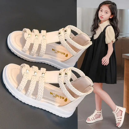 Sandali romani da bambina con punta aperta, intrecciati, tinta unita, modello alto, semplici, con rivetti, nuove scarpe estive piatte e traforate, casual, alla moda per bambini.