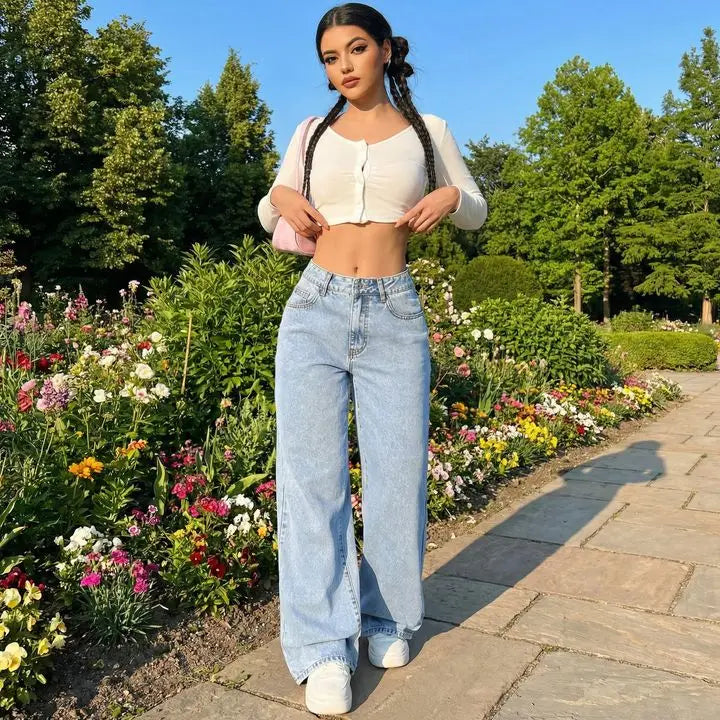 Jeans da donna a vita alta e gamba dritta, vestibilità ampia, colore blu americano slavato, alla moda, con tasche anteriori e posteriori, perfetti per l'uso quotidiano e casual.