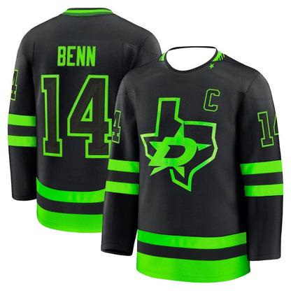 Maglia da hockey a tema horror - Nera con dettagli rossi e grigi, maglia sportiva con grafica "Voorhees 13", maschera di Jason e coltelli incrociati.
