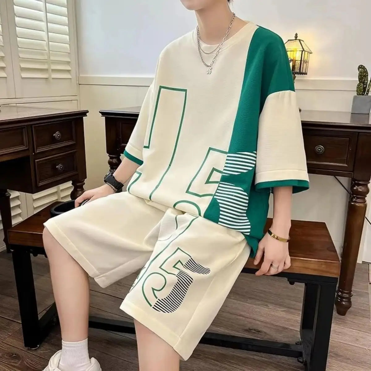 Completo estivo da uomo con t-shirt girocollo traspirante e stampa personalizzata con lettere, ideale per attività all'aperto e stile streetwear.