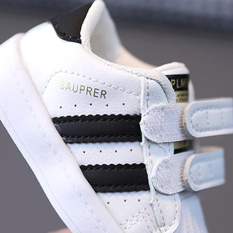 Scarpe da passeggio per bambini e bambine, design alla moda, sneakers bianche antiscivolo, scarpe casual traspiranti per esterni, scarpe da tavola per bambini e bambine.
