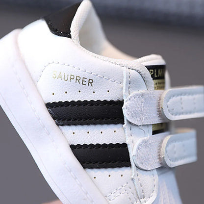Scarpe da passeggio per bambini e bambine, design alla moda, sneakers bianche antiscivolo, scarpe casual traspiranti per esterni, scarpe da tavola per bambini e bambine.