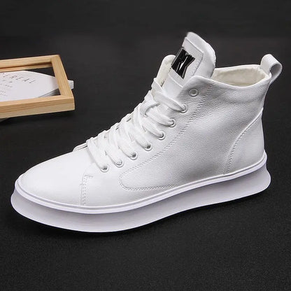 Scarpe da uomo in pelle, modello High-Top, versatili e casual, con suola spessa e tacco nascosto, colore bianco, collezione primavera 2025.