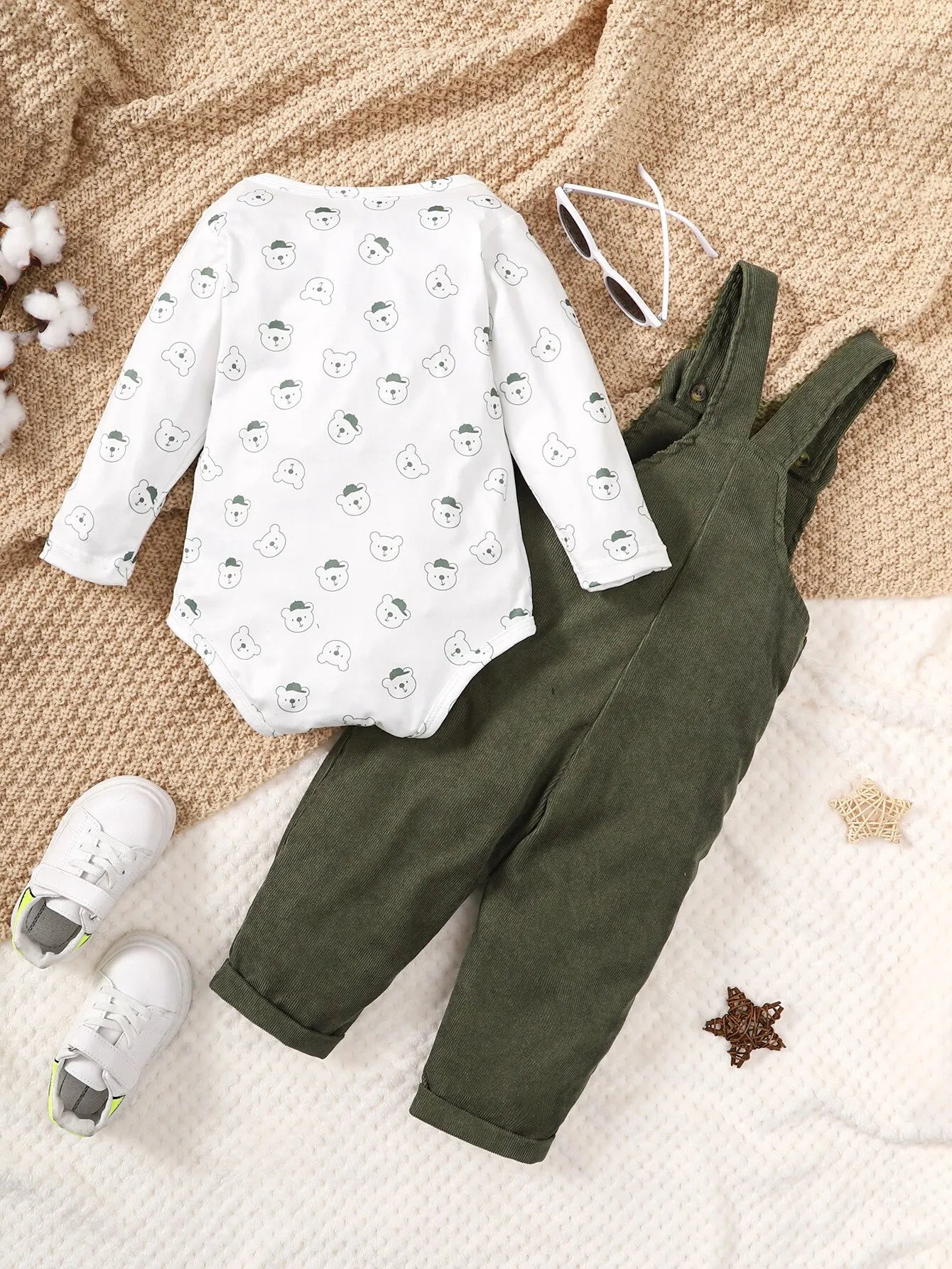 Completo autunnale per neonato/a da 3 a 24 mesi con stampa di un simpatico orsetto, composto da maglietta bianca a maniche lunghe e pantaloni verdi con bretelle. Set per bambina.