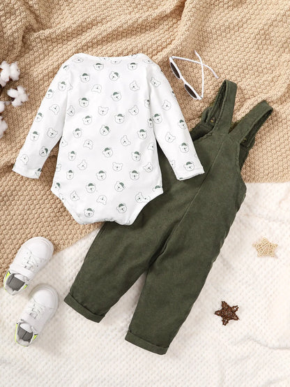 Completo autunnale per neonato/a da 3 a 24 mesi con stampa di un simpatico orsetto, composto da maglietta bianca a maniche lunghe e pantaloni verdi con bretelle. Set per bambina.