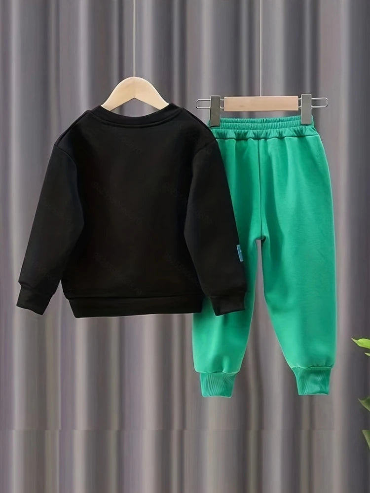Completo autunnale per bambini, composto da felpa con orsetto ricamato e pantaloni, ideale per bambine e ragazzi.