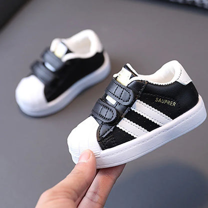 Scarpe da passeggio per bambini e bambine, design alla moda, sneakers bianche antiscivolo, scarpe casual traspiranti per esterni, scarpe da tavola per bambini e bambine.
